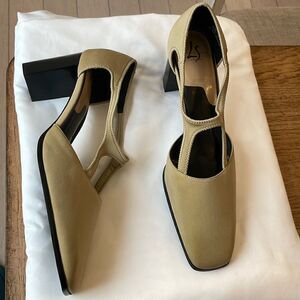 LIFESTRIDE TAN FABRIC CUTOUT PUMPS.  NEW